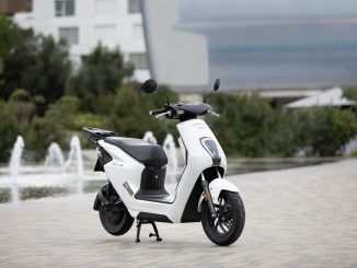 El EM1 e: es el primer vehículo eléctrico de dos ruedas de Honda, para los clientes de Europa, después del anuncio en septiembre de 2022 de los aviones de la compañía para lanzar 10 o más vehículos eléctricos de dos ruedas en todo el mundo de aquí a 2025
