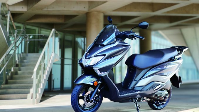 Suzuki continúa con su ofensiva de lanzamientos en 2023 y ahora le toca el turno al nuevo Suzuki 125 Street, un elegante y tecnológico scooter compacto que llega en julio a los concesionarios a un precio 3.099€.