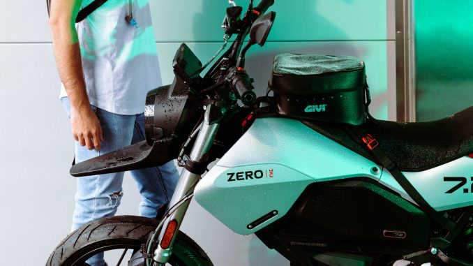 La firma italiana ofrece un amplio catálogo de productos para satisfacer las necesidades de cualquier usuario de moto eléctrica, sea cual sea su estilo