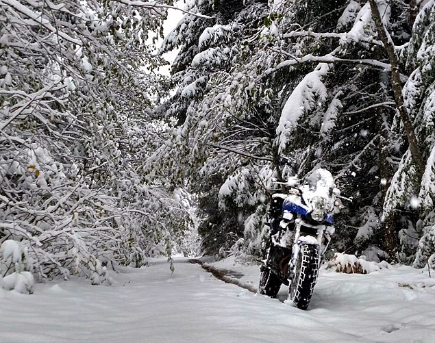 Cómo conducir con seguridad una motocicleta con cadenas para la nieve