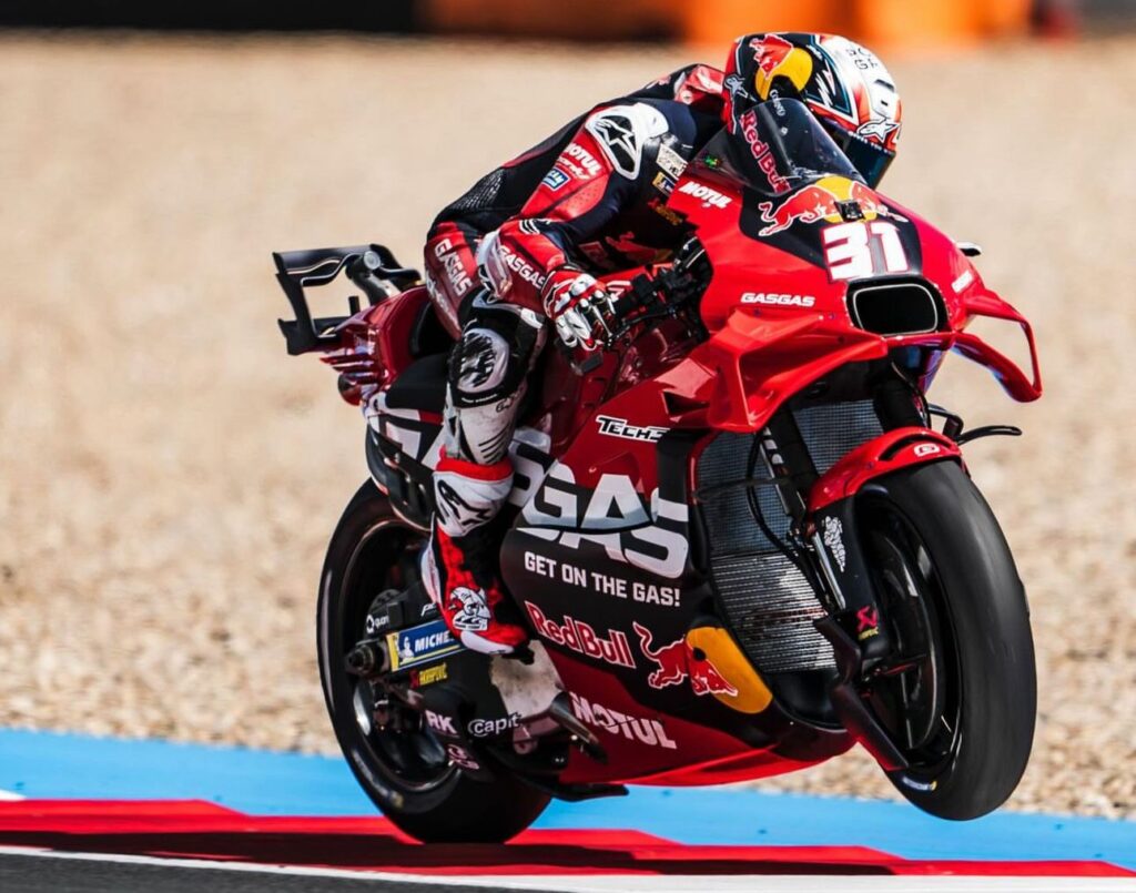 Pedrosa y Pol Espargaró ponen a punto la moto de Pedro Acosta