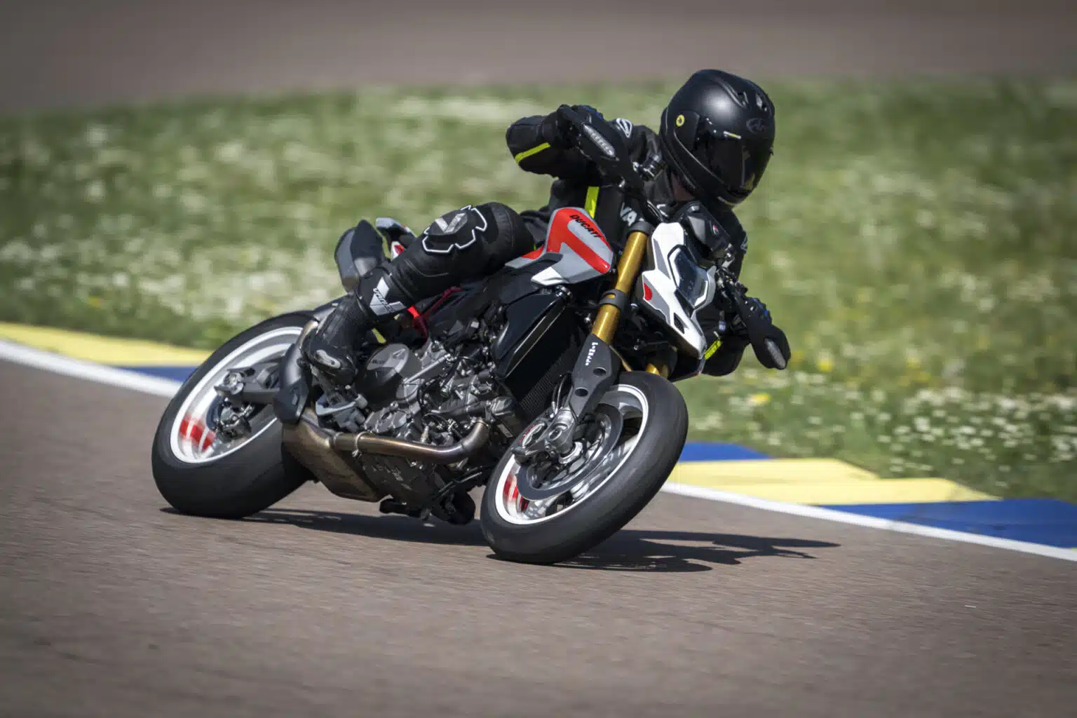 Prueba Ducati Hypermotard V2 SP 2026