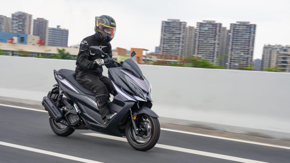 Zontes lanza un Scooter 125 de muy bajo peso, así es el Zontes 125V